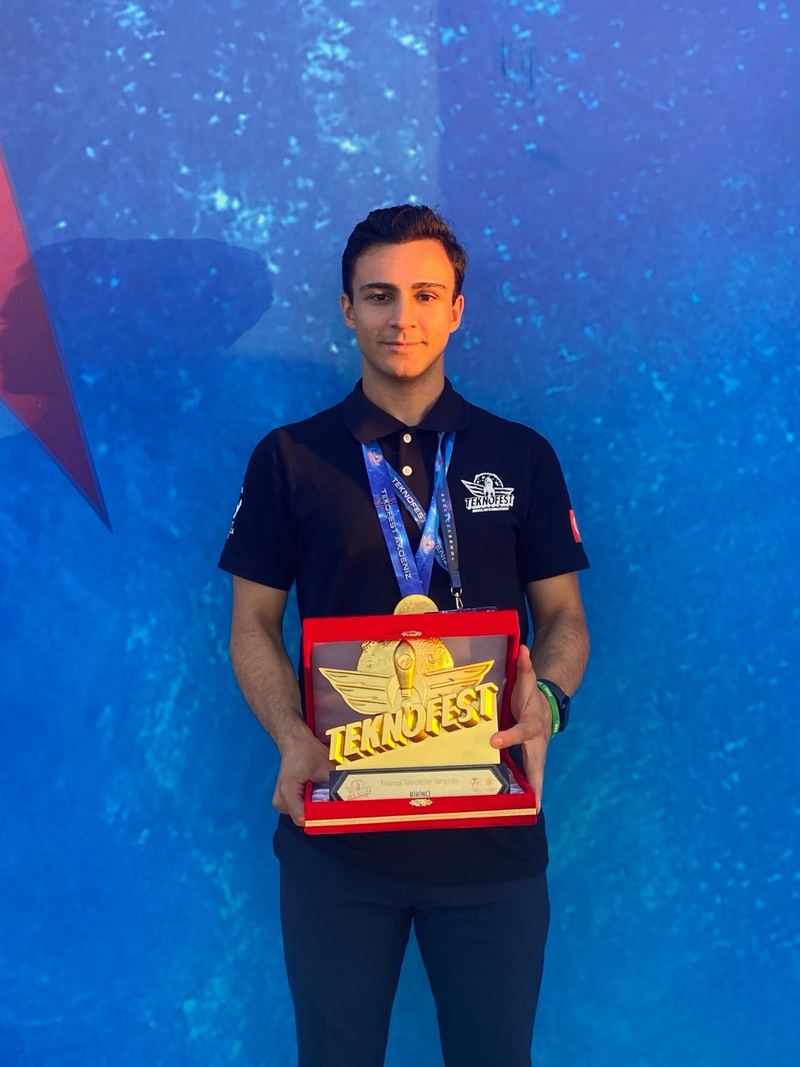 Yusuf Sami Kaygusuz with the TEKNOFEST first-place trophy